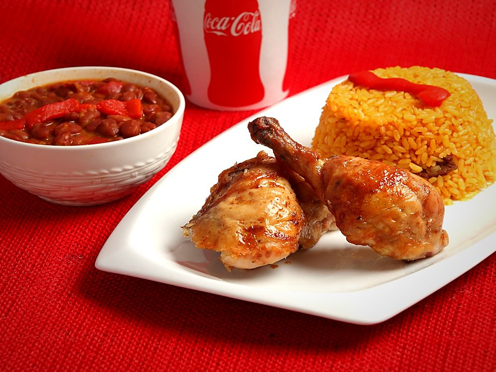 Plato servido con arroz y habichuelas