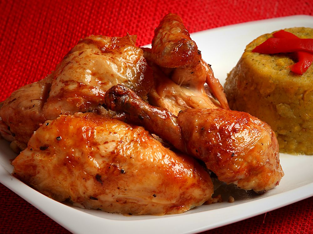 Pollo asado entero de Mimi's con mofongo